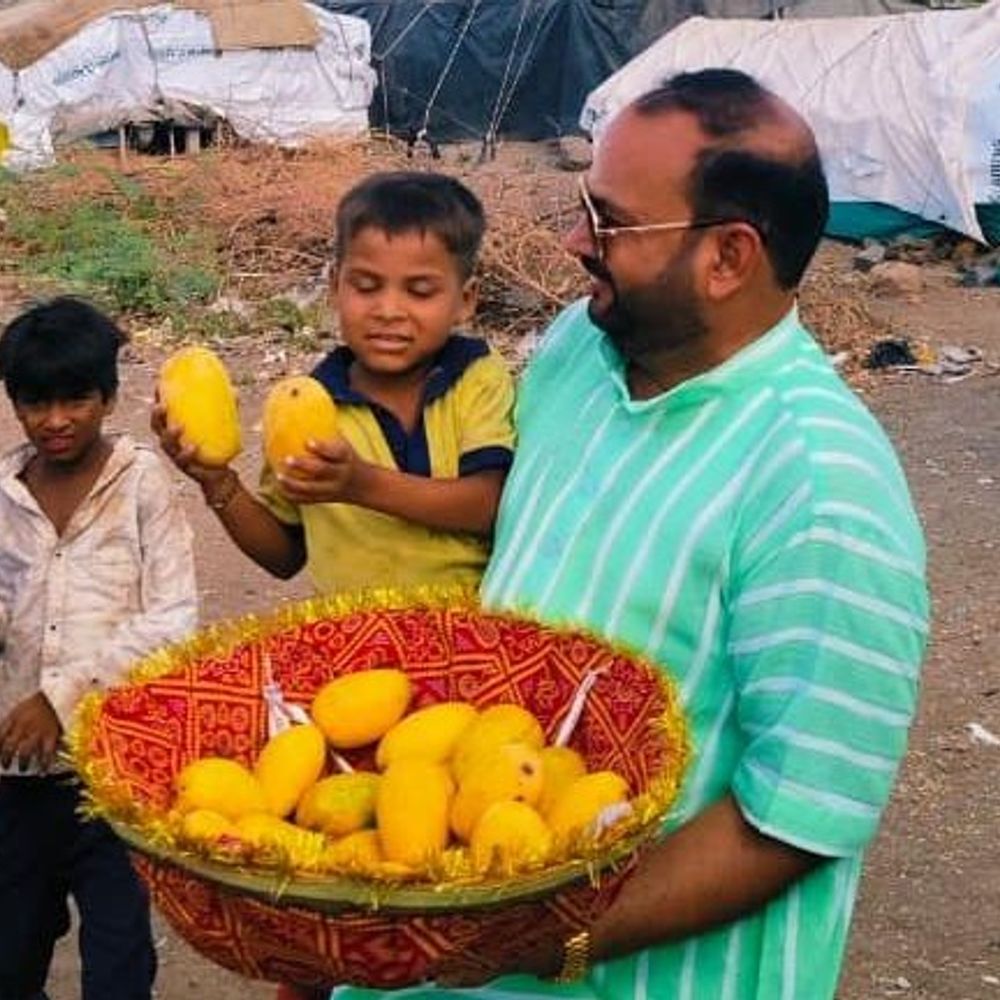 દિગમ્બર જિન મંદિર દ્વારા 382 કિલો કેરી વિતરણ:શ્રમવિસ્તારના બાળકોને ઉનાળામાં કેસર કેરી અપાઈ