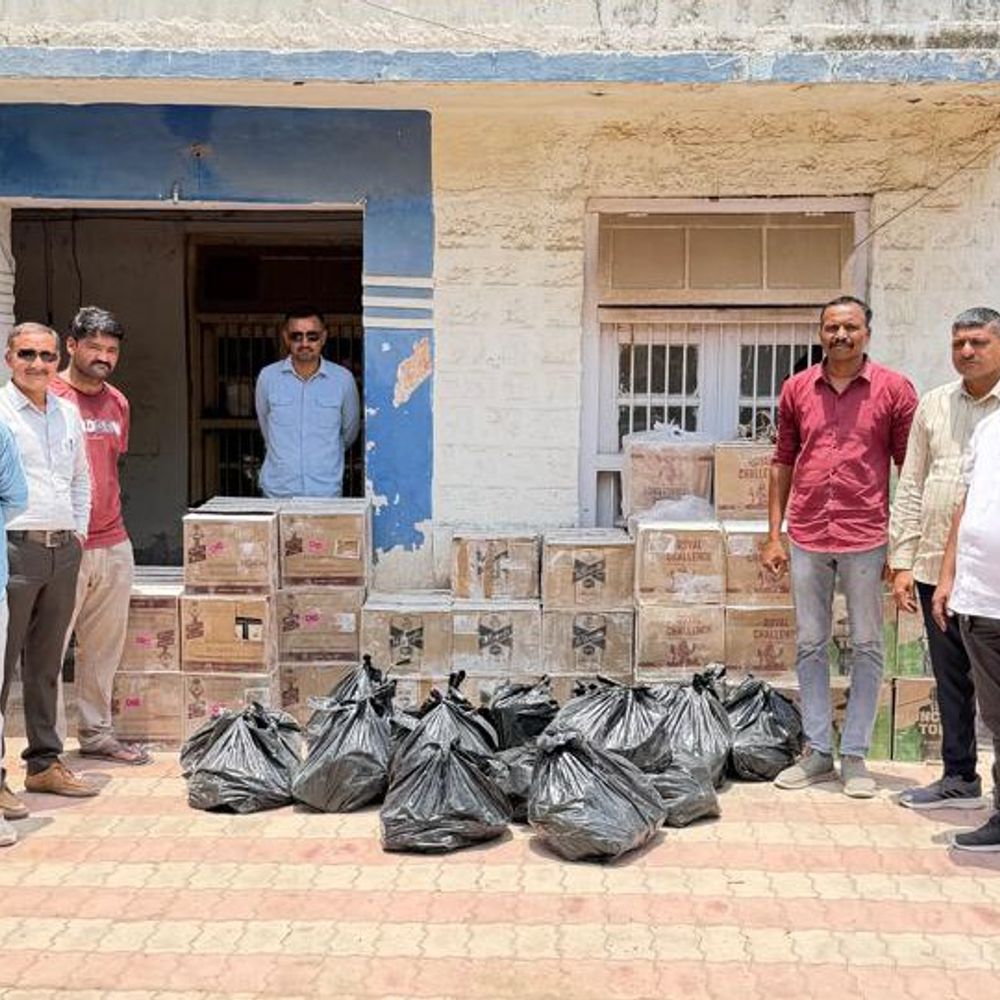 હળવદના રાણેકપર સરપંચના પતિની દુકાનમાંથી ₹6.86 લાખનો દારૂ ઝડપાયો:મોરબીમાં રેઢી કારમાંથી 800 લીટર દેશી દારૂ પણ મળ્યો, કુલ ₹5.60 લાખનો મુદ્દામાલ જપ્ત