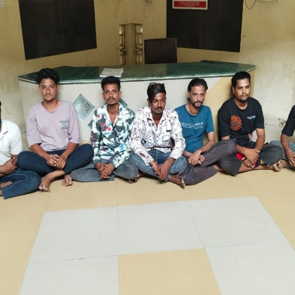 રૂવાપરી રોડ પર સ્ટ્રીટલાઇટના અજવાળે જુગાર રમતા હતા:ભાવનગરના રૂવાપરી રોડ પર જુગાર રમતા 7 શખ્સો ઝડપાયા, પોલીસે 11,150 નો મુદ્દામાલ કબજે કર્યો