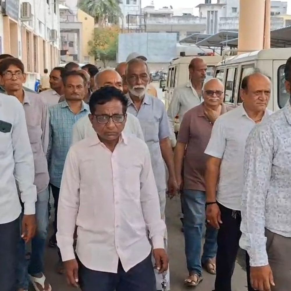 જૂનાગઢ સમસ્યાઓનું ગઢ બન્યુ, ભ્રષ્ટાચારના પડ્યા ગાબડા:નબળા રોડ રસ્તાના કામથી સોસાયટીના રહીશોમાં ભારે આક્રોશ,6 ઇંચના બદલે 2 ઇંચનો રોડ બનતા અને 10 દિવસથી પાણી ન મળતા કમિશનરને આવેદન