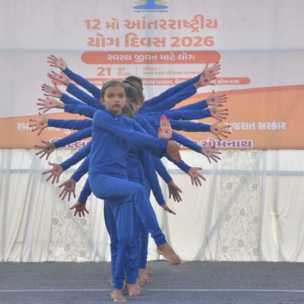 સોમનાથ મંદિરે 12મા આંતરરાષ્ટ્રીય યોગ દિવસની ઉજવણી:નાયબ મુખ્ય દંડક જગદિશભાઈ મકવાણાની ઉપસ્થિતિમાં યોગાભ્યાસ