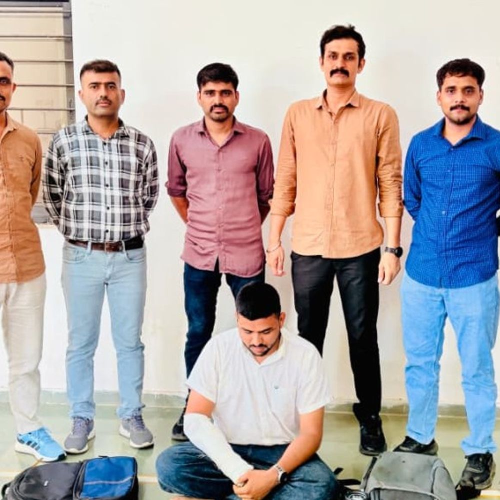 ઘોડદોડ રોડ પર ક્રોમા શો-રૂમમાં ફિલ્મી ઢબે ચોરી:પથ્થરથી કાચ તોડી તસ્કર સવા કલાકમાં 11.33 લાખના આઇફોન-લેપટોપ લઈ ફરાર