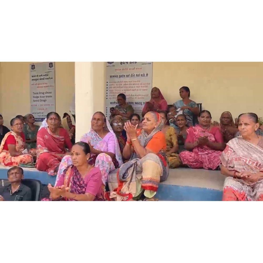 ખેતર ખોદી નંખાતા ખેડૂતો વિફર્યા‎:છેલ્લા એક સપ્તાહથી ખાનગી વીજ કંપનીની જોહુકમી અને વળતર મુદ્દે ચાલતું ઉપવાસ આંદોલન વધુ આક્રમક બન્યું