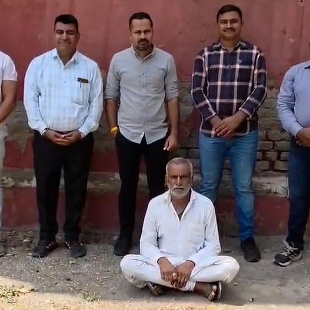 9 વર્ષથી નાસતા-ફરતા આરોપીને પેરોલ ફર્લો સ્કોડે ઝડપ્યો:'લાખા કોડીયાતર' ને રવિરાજ હોટલ પાસે દબોચ્યો, પ્રોહિબિશનનો સિટી 'સી' પોલીસ સ્ટેશનમાં ગુનો નોંધાયો હતો