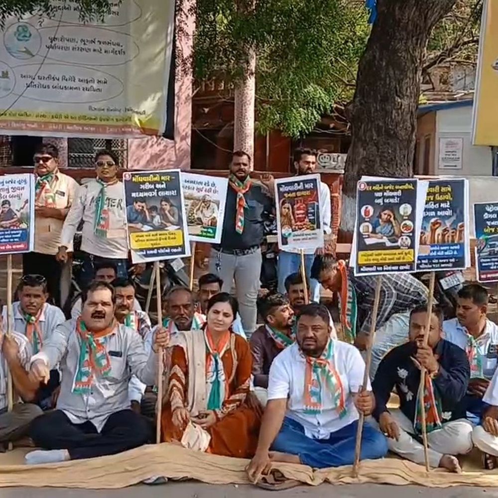 મોંઘવારી, પેપર લીક: કાયદો-વ્યવસ્થા અને ખેડૂતોના પ્રશ્ને કોંગ્રેસનો પોસ્ટર સાથે વિરોધ