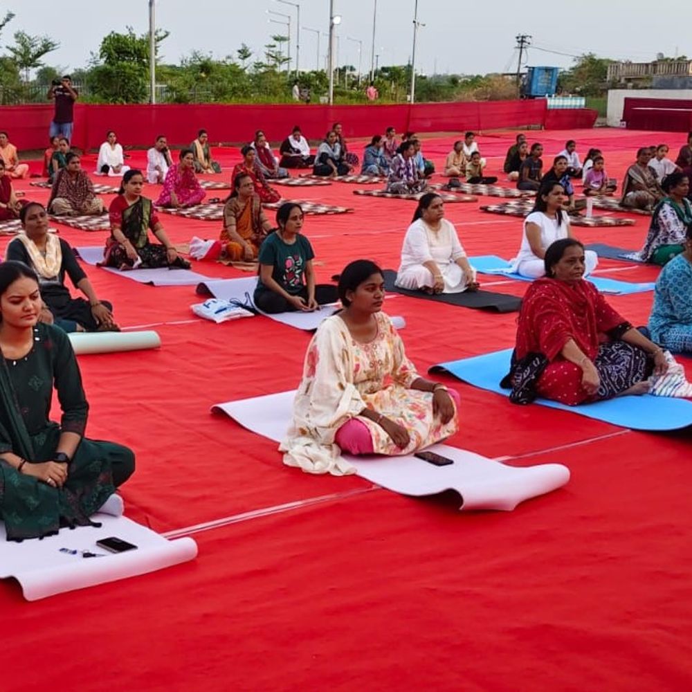 વઢવાણના હવામહેલ ખાતે 12મા આંતરરાષ્ટ્રીય યોગ દિવસની ઉજવણી:500થી વધુ મહિલાઓએ યોગાસનો કરી ઉજવણીમાં ભાગ લીધો