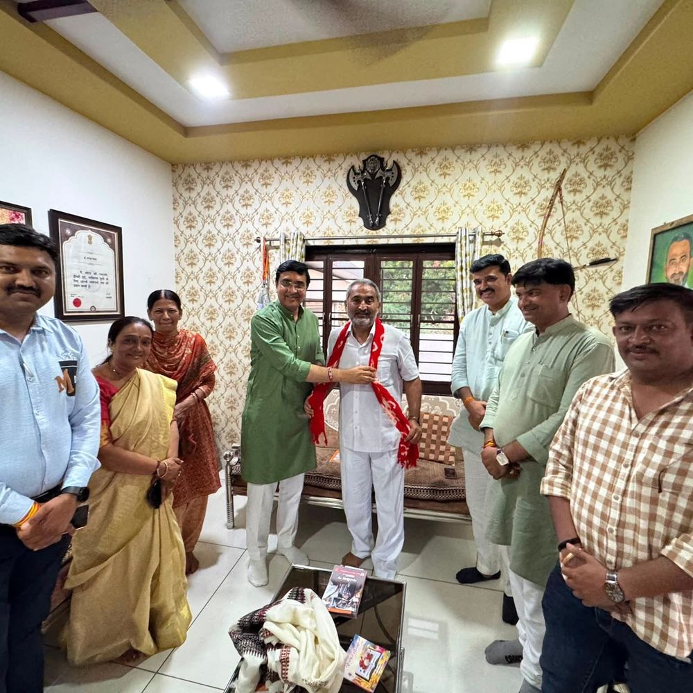 ભાજપના નેતાઓએ પદ્મશ્રી જગદીશભાઈ ત્રિવેદીની મુલાકાત લીધી:PM મોદીના સુશાસનના 12 વર્ષની ઉજવણી અંતર્ગત શુભેચ્છા મુલાકાત