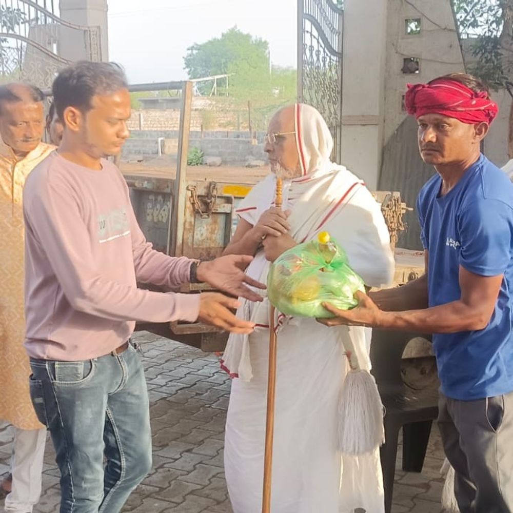 પાળીયાદ પાંજરાપોળમાં આચાર્ય વિજય હેમચંદ્ર સુરીશ્વરજી મહારાજની મુલાકાત:ગુરુદેવની પ્રેરણાથી સ્ટાફને રેશન કીટ અપાઈ, પશુઓને માંગલિક ફરમાવાઈ