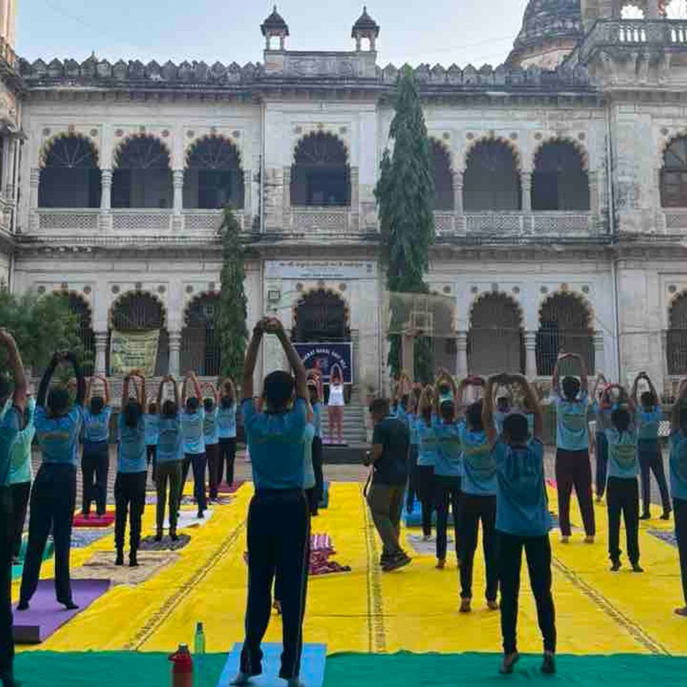 NCC 8 ગુજરાત નેવલ યુનિટે યોગ દિવસ ઉજવ્યો:જામનગરમાં રોઝીપોર્ટ અને સજુબા ગર્લ્સ હાઇસ્કૂલમાં કેડેટ્સે યોગ કર્યા