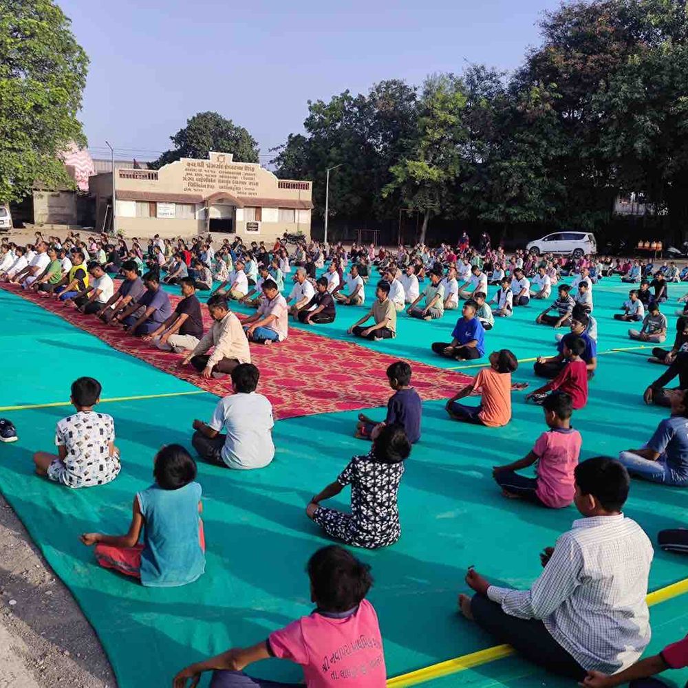 લાલપુરમાં આંતરરાષ્ટ્રીય યોગ દિવસની ઉજવણી:વીર સાવરકર હાઇસ્કૂલ ખાતે કાર્યક્રમ, અનેક લોકો જોડાયા