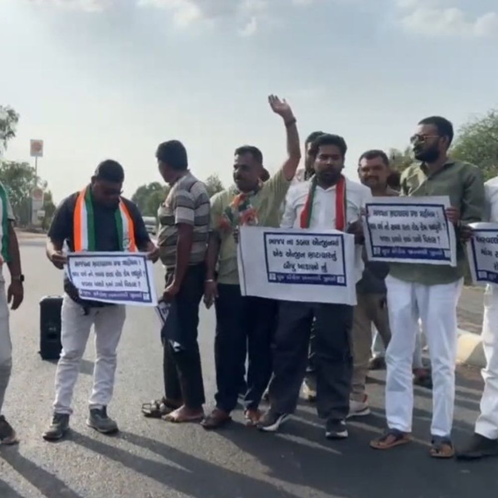 મોડાસા-રાજેન્દ્રનગર હાઈવે મુદ્દે યુથ કોંગ્રેસનો વિરોધ:ચાર વર્ષથી બિસ્માર માર્ગની કામગીરી ઝડપી પૂર્ણ કરવા માગ, ઉગ્ર આંદોલનની ચીમકી