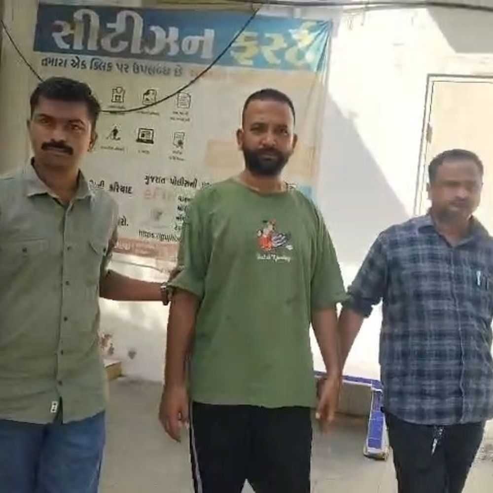 આણંદમાં TOEFL પરીક્ષા પાસ કરાવવાના રેકેટનો પર્દાફાશ:આર્ટ્સ કોલેજમાં બે રૂમની દીવાલમાં કાણું પાડી ડમી ઉમેદવાર દ્વારા સ્ક્રીન શેરિંગ કરાતું, આણંદ સાયબર ક્રાઈમે 5 સામે ગુનો નોંધ્યો