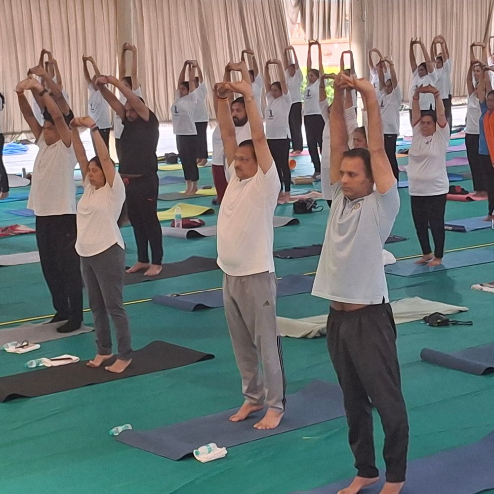 વલસાડમાં વિશ્વ યોગ દિવસની ઉજવણી:તિથલ સ્વામિનારાયણ મંદિરે 'યોગ ભગાડે રોગ' સંદેશ, મોટી સંખ્યામાં લોકોએ ભાગ લીધો