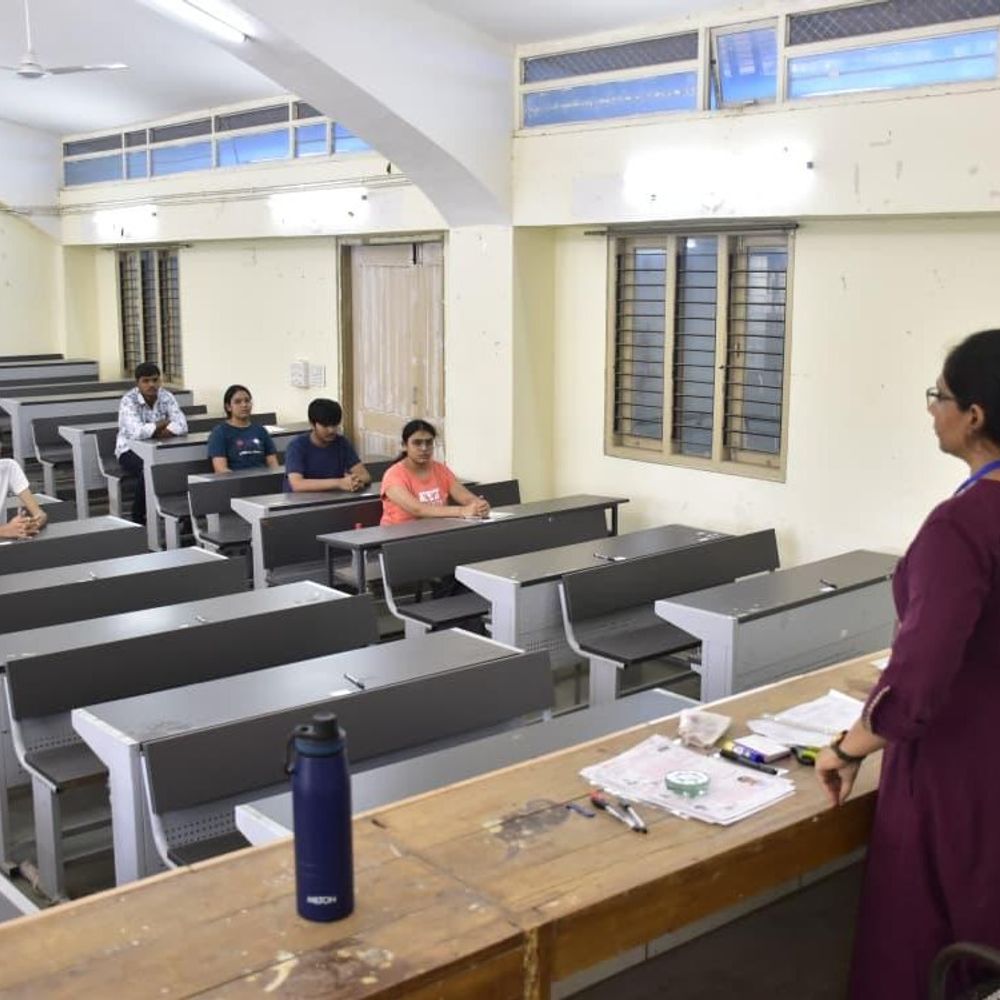 જામનગરમાં NEET-UG પરીક્ષા શરૂ, શાંતિપૂર્ણ માહોલ:બપોરે 2 વાગ્યાથી પરીક્ષાનું આયોજન, તંત્ર દ્વારા વ્યવસ્થા ગોઠવાઈ