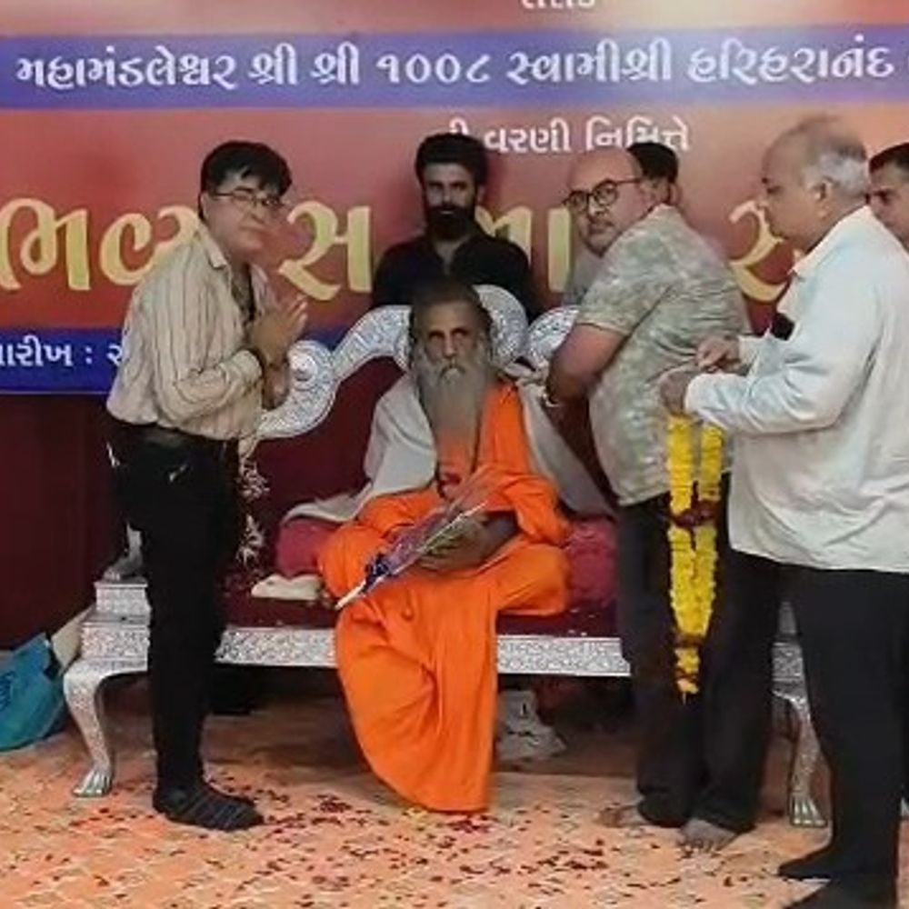 ભારતી આશ્રમ ખાતે હરિહરાનંદ ભારતી બાપુનો સન્માન સમારોહ:​હરિહરાનંદ બાપુની જૂના અખાડાના અધ્યક્ષ તરીકે નિમણૂક થયા બાદ આજે ભારતી આશ્રમ ખાતે ભવ્ય સન્માન સમારંભ યોજાયો, અઢારે વરણે બાપુનું કર્યું સન્માન