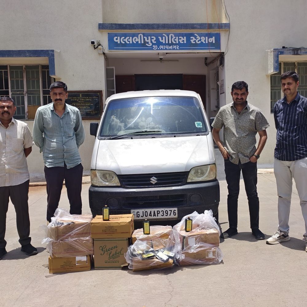 ખેતાટીંબી રોડ નજીક બાવળની કાંટમાં ઇકોમાંથી વિદેશી દારૂનો જથ્થો ઝડપાયો:402 બોટલ સહિત 2.71 લાખથી વધુનો મુદ્દામાલ જપ્ત, કંથારિયાનો બુટલેગર ફરાર
