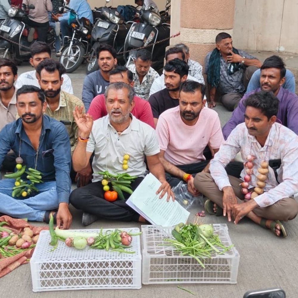શાકભાજીનો હાર પહેરી અનોખો વિરોધ:ગોપવંદના હોકર્સ ઝોનના વેપારીઓને નોટિસ મળતા મનપા કચેરીએ રજૂઆત કરાઈ