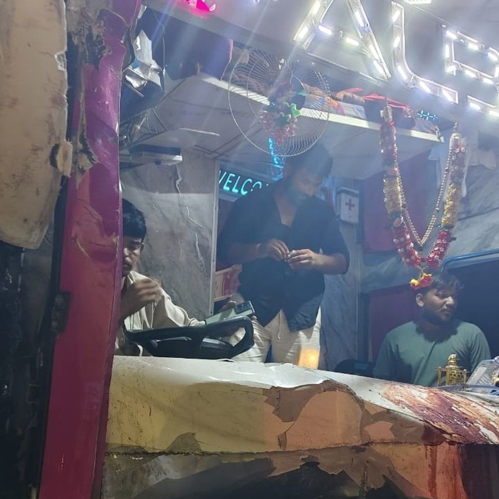 હિંમતનગર હાઈવે પર બસ અકસ્માત, 7 ઘાયલ:ફસાયેલા ડ્રાઈવરને ફાયર વિભાગે પતરા ચીરી બચાવ્યો