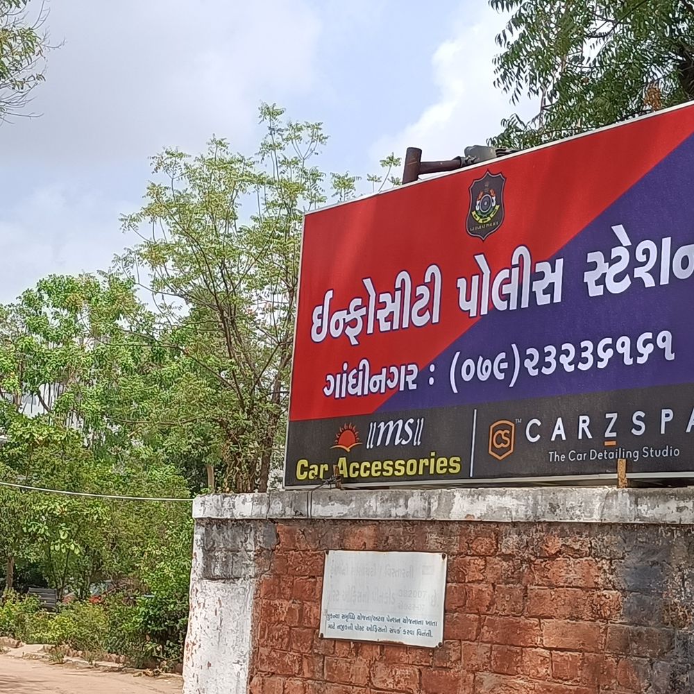 એડવાન્સ પૈસા લીધા પછી પણ કારીગરની કરતૂત:સરગાસણમાં આડેધડ કલર લગાવીને ફ્લેટ ચિત્રી કાઢ્યો,1.08 લાખના મશીનો ચોરીને ફરાર
