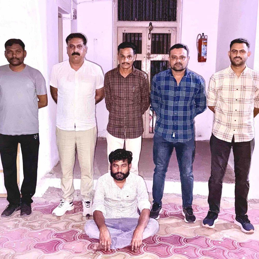 અમરેલી LCBએ ત્રણ વર્ષથી ફરાર આરોપીને ઝડપ્યો:ડુંગર પોલીસ સ્ટેશનના આર્મ્સ એક્ટ કેસમાં કાર્યવાહી
