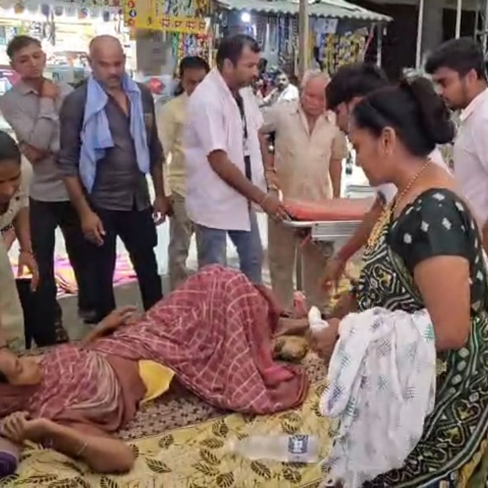 જેતપરમાં ખેડૂતોના ઉપવાસ આંદોલનમાં મહિલાની તબિયત લથડી:વીજપોલ વળતર મુદ્દે પાંચ દિવસથી આંદોલન ચાલુ, મહિલાને હોસ્પિટલમાં ખસેડાયા