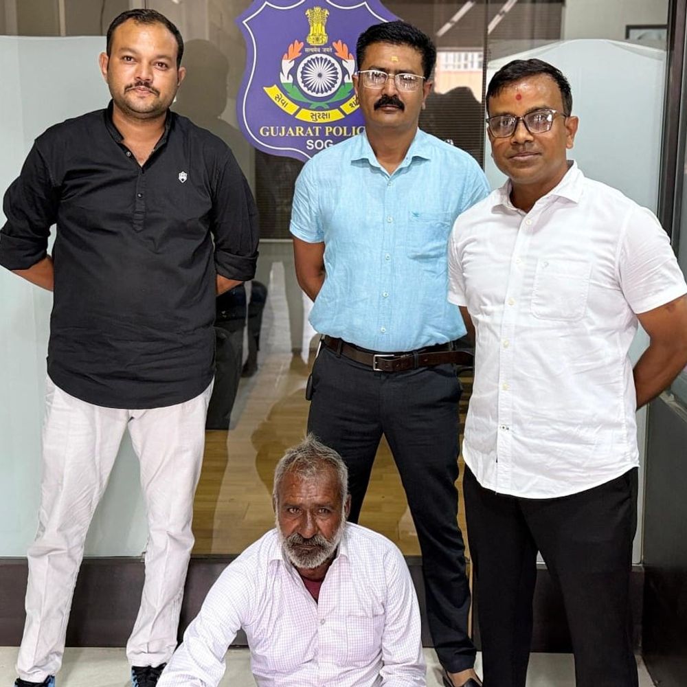 SOG ભરૂચે 31 વર્ષથી ફરાર આરોપીને ઝડપ્યો:અંકલેશ્વર પોલીસને સોંપાયો, 1995ના મારામારી કેસમાં વોન્ટેડ હતો