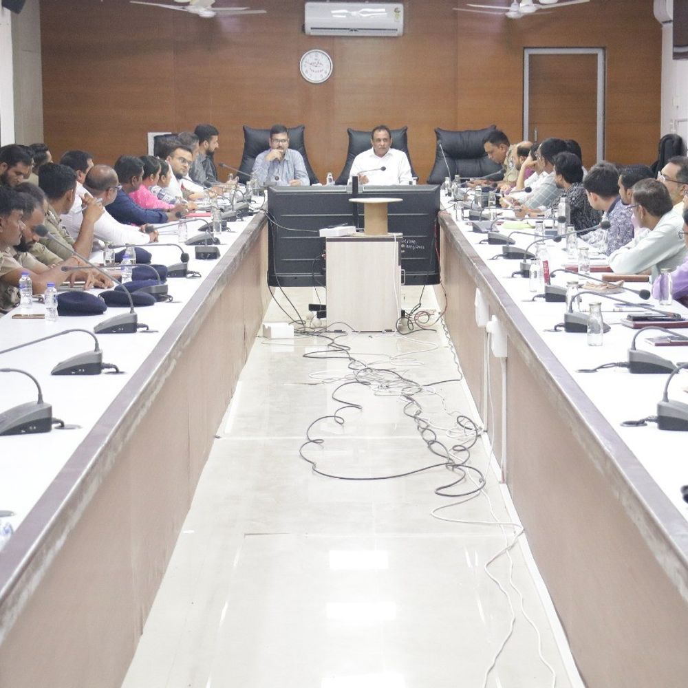કલેક્ટરે ગીર સોમનાથમાં આરોગ્ય સેવાઓની સમીક્ષા કરી:માતા-બાળ આરોગ્ય, રસીકરણ પર સઘન કામગીરીના નિર્દેશ; મચ્છરજન્ય રોગો રોકવા કડક સૂચના