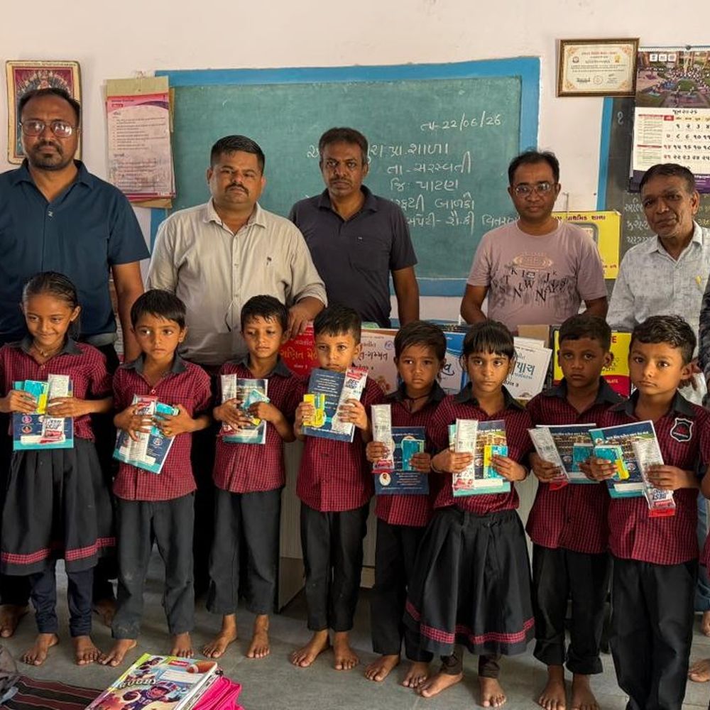 એક્ટિવ ગ્રૂપ પાટણ દ્વારા શૈક્ષણિક કીટનું વિતરણ:ચોરમારપુરાની અંબાજીપુરા શાળાના 40 વિદ્યાર્થીઓને લાભ મળ્યો