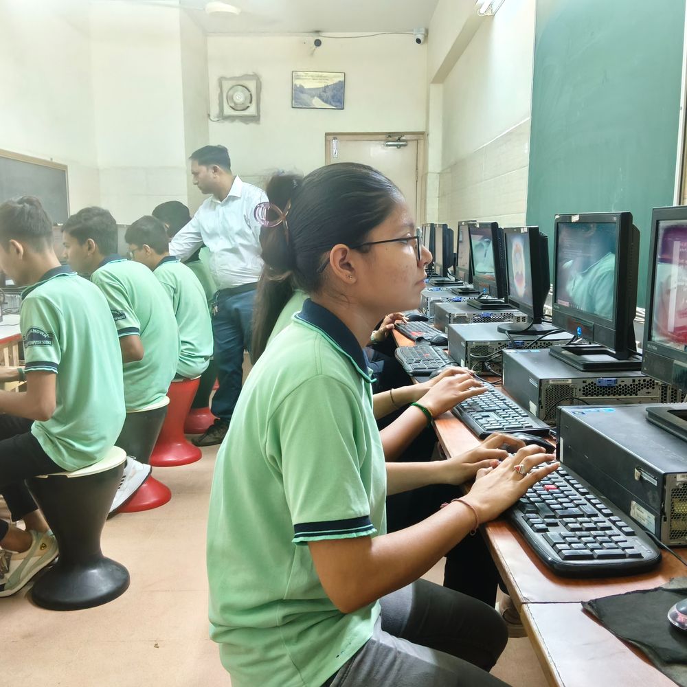 AI આવતા BCA માં એડમિશનનો ક્રેઝ ઘટ્યો:સૌરાષ્ટ્ર યુનિવર્સિટીમાં BBA, B.Com. માં પ્રવેશની ડિમાન્ડ વધી : આર્ટિફિશિયલ ઈન્ટેલિજન્સના લીધે અમેરિકામાં 20 ટકા નોકરીઓ ખતમ, ભારતમાં વ્હાઈટ કોલર જોબ પર ખતરો