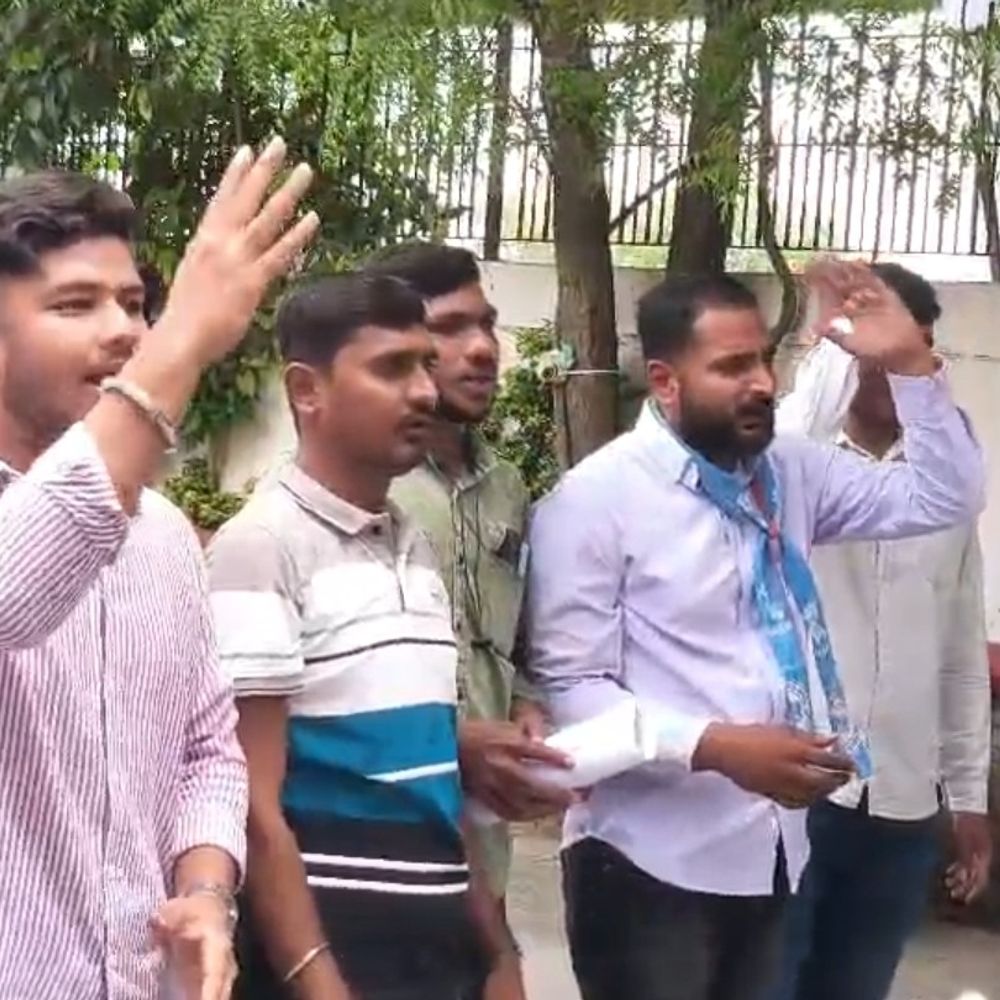 GSRTCની ડ્રાઈવર ભરતી માટે ઓનલાઈન ફોર્મ ભરવાની તારીખ લંબાવવા માંગ:NSUI અને ઉમેદવારોએ મધ્યસ્થ કચેરીએ દેખાવો કર્યો, ડોક્યુમેન્ટ વેરિફિકેશન સમયે લાયસન્સ રજૂ કરવાની જોગવાઈ કરવાની માંગ કરી