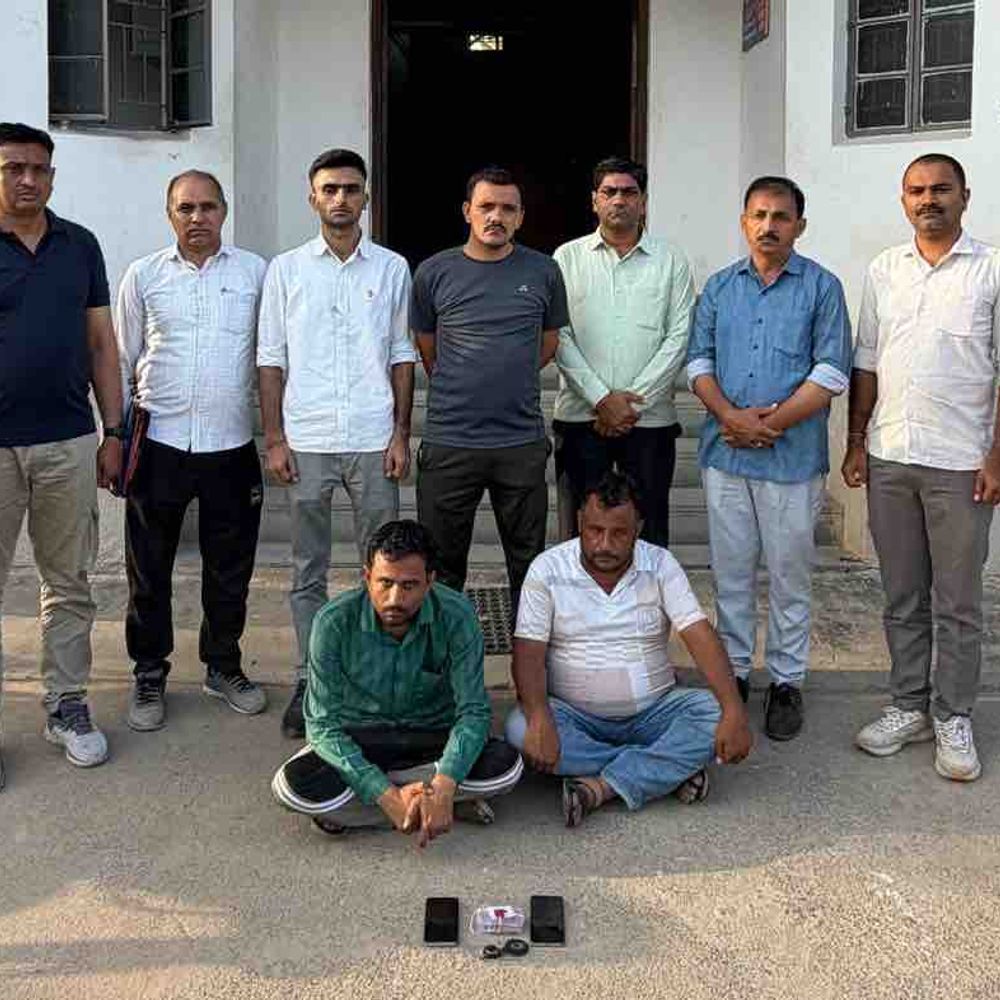 બનાસકાંઠા SOGએ છાપી હાઈવે પરથી મેફેડ્રોન ઝડપ્યું:ઇકો ગાડીમાંથી બે આરોપીની ધરપકડ, રૂ. 3.36 લાખનો મુદ્દામાલ જપ્ત