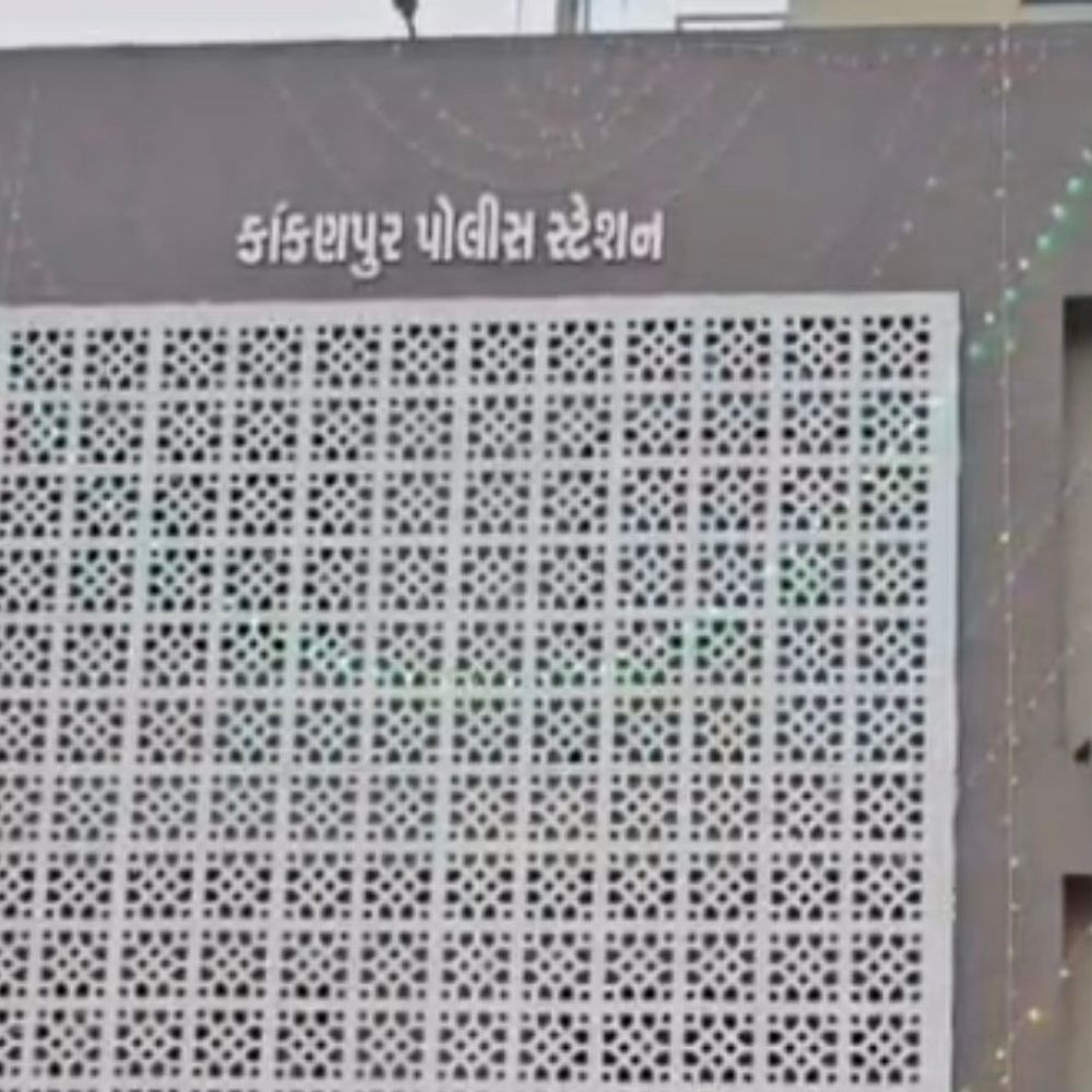 પંચમહાલમાં પોલીસે જપ્ત કરેલા દારૂની રખેવાળી કરનારાઓએ ચોરી કરી:કાકણપુર પોલીસ સ્ટેશનમાંથી 3 હોમગાર્ડ અને GRD જવાને ₹15.20 લાખનો વિદેશી દારૂ ચોર્યો, બૂટલેગરને વેચી માર્યો