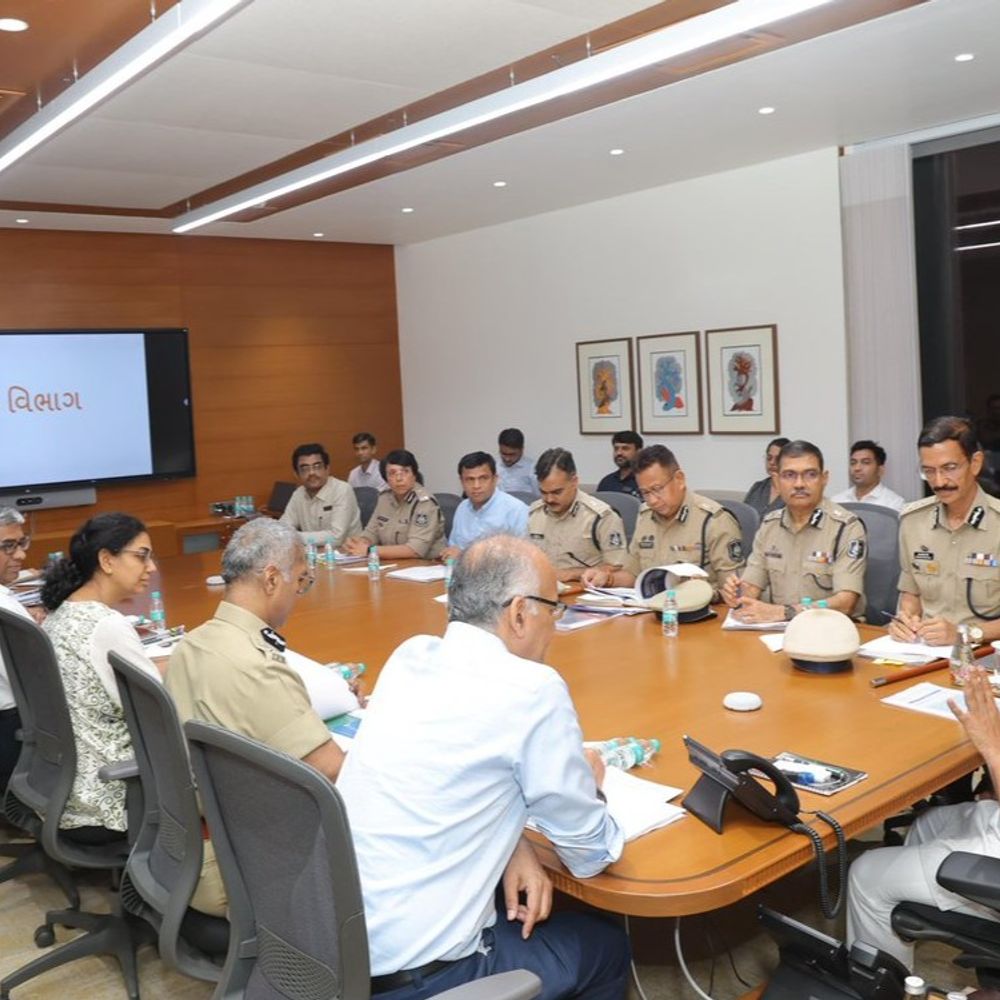 હર્ષ સંઘવીની IPS અધિકારીઓ સાથે મોડી રાત સુધી બેઠક:રાજ્યની કાયદો-વ્યવસ્થાની સ્થિતિ અને પોલીસ કામગીરીની સમીક્ષા