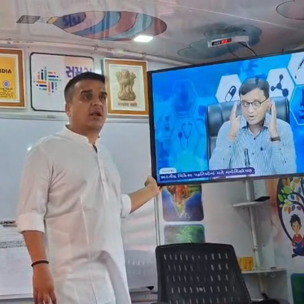 કંડમ એસટી બસમાંથી બની સ્માર્ટ સ્કૂલ:એક બસમાં 20થી વધુ બાળકો ભણશે, શાળા પ્રવેશોત્સવે હર્ષ સંઘવીએ કરી પ્રશંસા