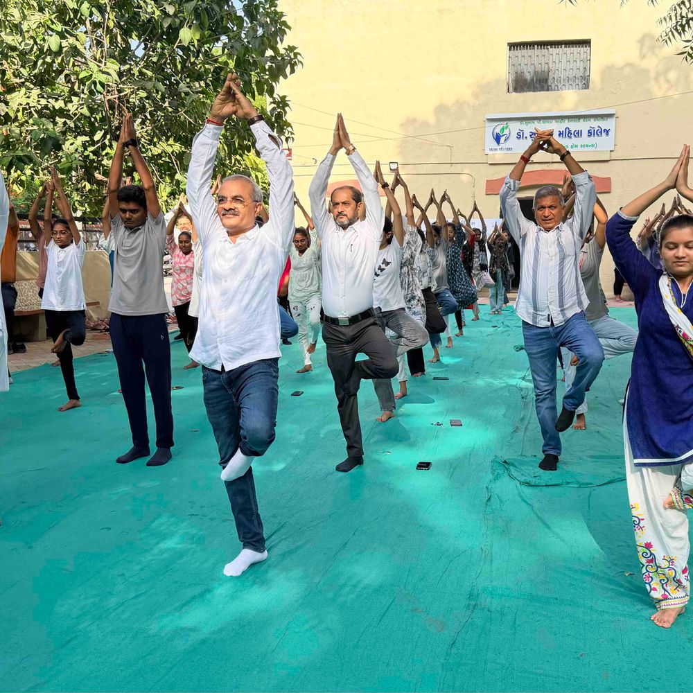 જૂનાગઢ કોલેજમાં યોગ દિવસની ઉજવણી:વિદ્યાર્થીનીઓ અને સ્ટાફે યોગાસનો કર્યા