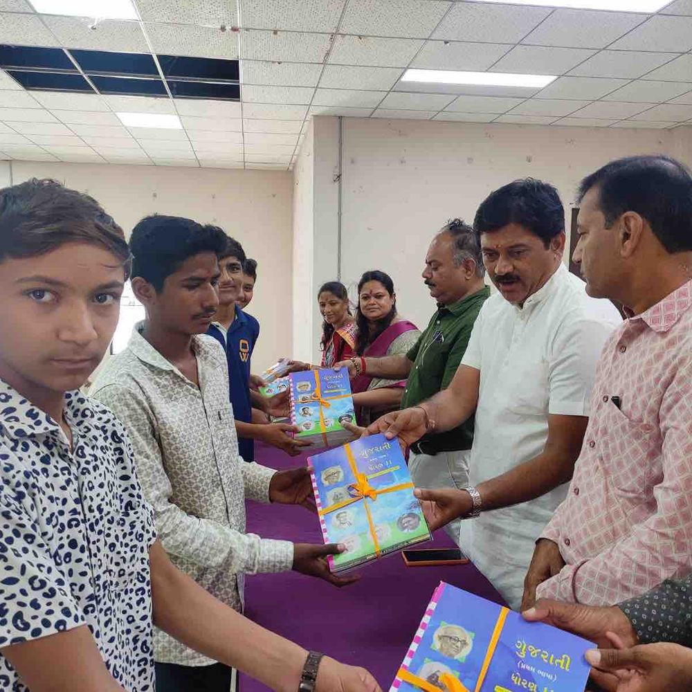 લાલપુરમાં શાળા પ્રવેશોત્સવની ઉજવણી:વીર સાવરકર વિદ્યાલયમાં વિદ્યાર્થીઓને માર્ગદર્શન અપાયું