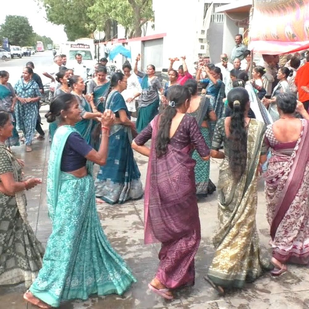 હાઈટેન્શન વીજલાઈન સામે ખેડૂતોના ઉપવાસનો છઠ્ઠો દિવસ:મોરબીના જેતપરમાં મહિલાઓએ ગરબે રમી ખાનગી વીજ કંપની સામે અનોખો વિરોધ નોંધાવ્યો, 9ના આમરણાંત ઉપવાસ