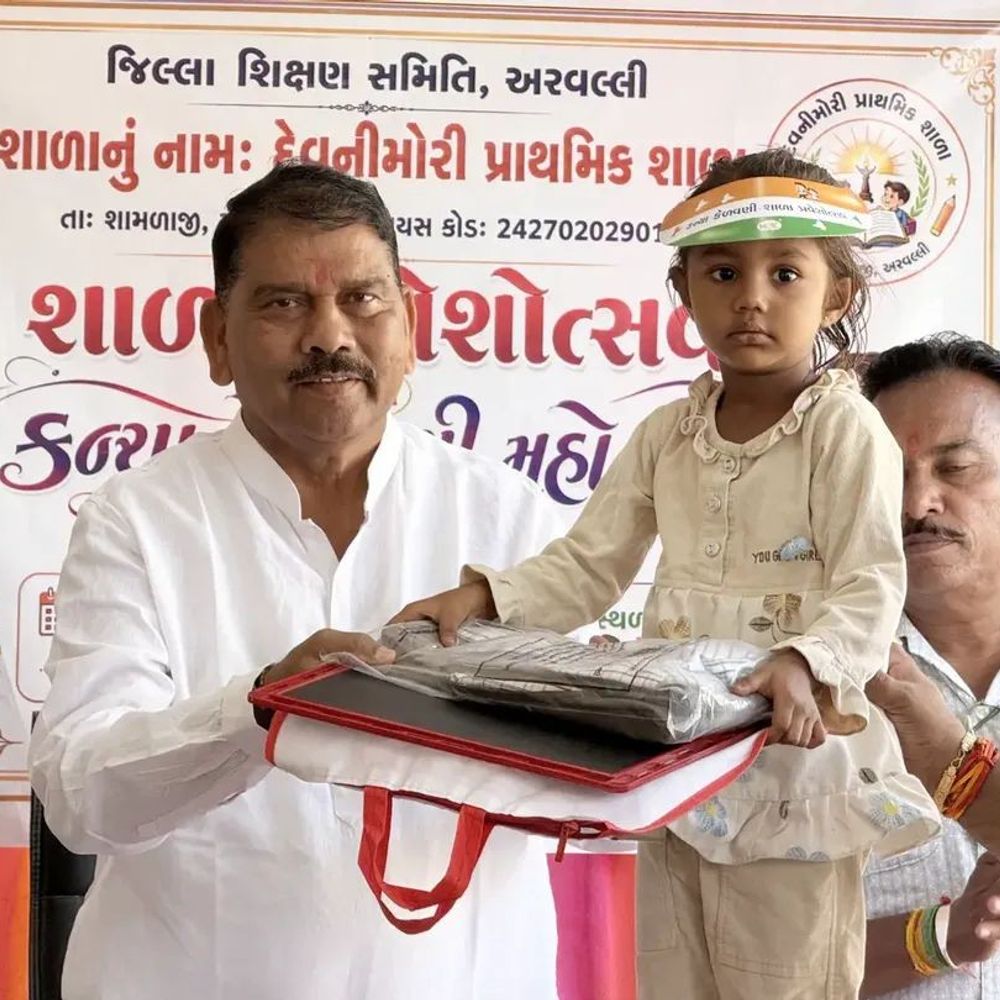 શામળાજી દેવની મોરીમાં શાળા પ્રવેશોત્સવ યોજાયો:મંત્રી પી.સી. બરંડાએ વિદ્યાર્થીઓને શૈક્ષણિક કીટ વિતરણ કરી