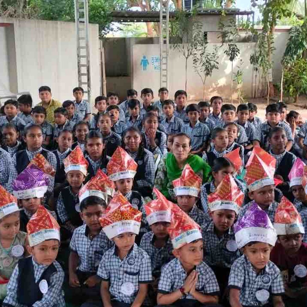 રાજ્યસભા સાંસદ જિતેન્દ્ર કણઝારિયાએ બાળકોને શાળામાં પ્રવેશ કરાવ્યો:ખંભાળિયાની દેરામોરા પ્રાથમિક શાળામાં પ્રવેશોત્સવ યોજાયો