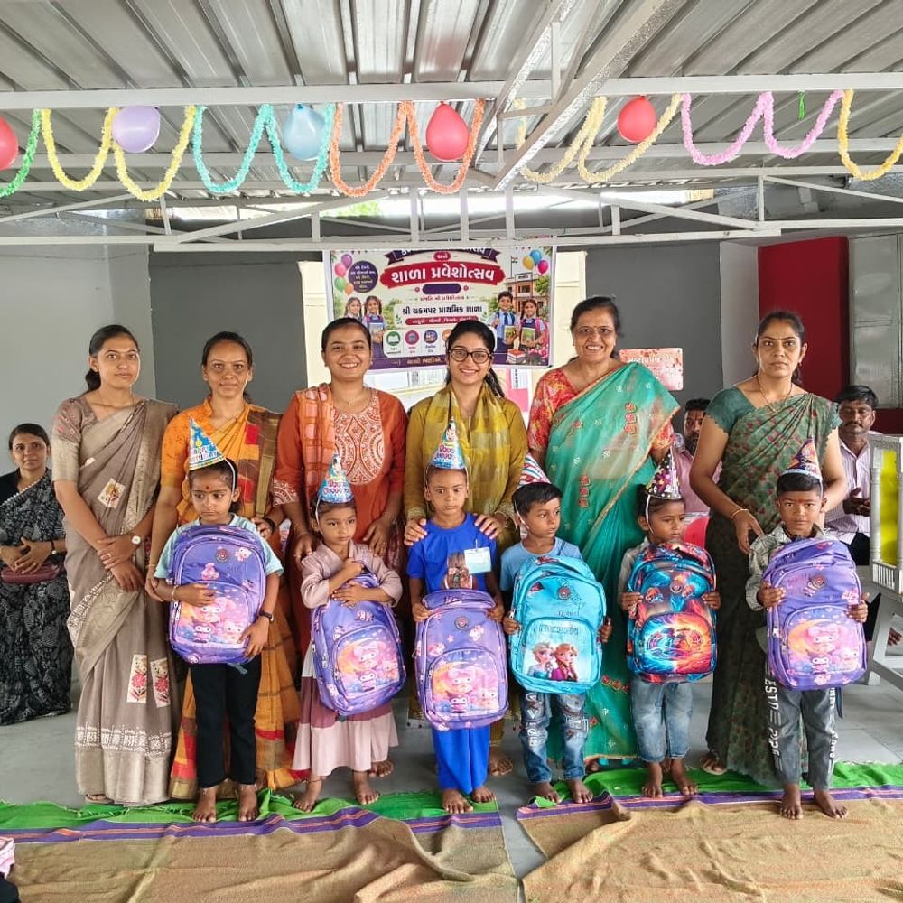 ચકમપર પ્રાથમિક શાળામાં પ્રવેશોત્સવ, વૃક્ષારોપણ કાર્યક્રમ યોજાયો:નવા વિદ્યાર્થીઓનું સ્વાગત, કીટ વિતરણ અને પ્રતિભાશાળી વિદ્યાર્થીઓનું સન્માન