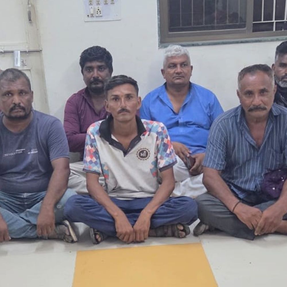 ચુડાના કંથારીયામાં જુગારધામ ઝડપાયું, 7 શખ્સો પકડાયા:રૂ. 3.35 લાખના મુદ્દામાલ સાથે એલસીબીએ કાર્યવાહી કરી