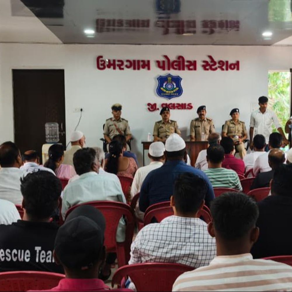 ઉમરગામમાં લોકદરબાર યોજાયો:મોહરમ પર્વને લઈ પોલીસ સ્ટેશન ખાતે શાંતિ સમિતિની બેઠક મળી