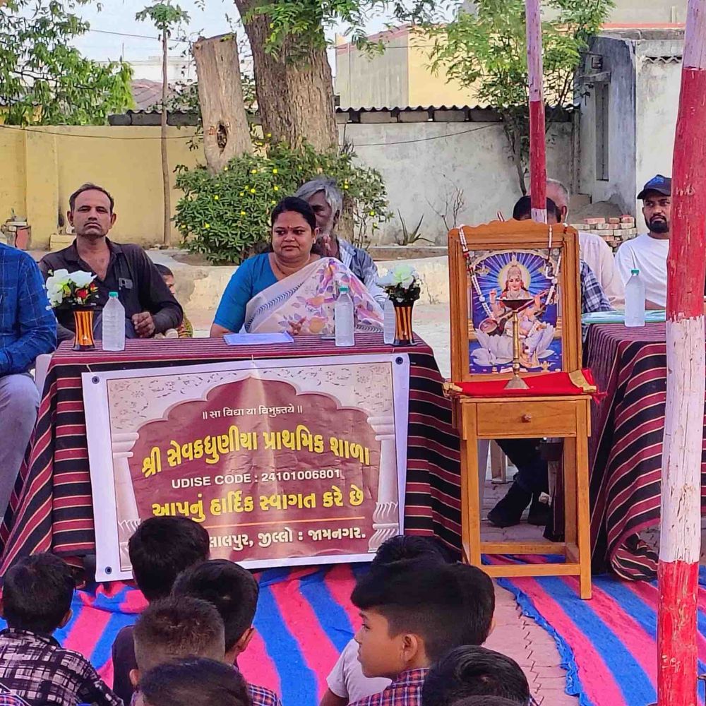 લાલપુરમાં સંયુક્ત શાળા પ્રવેશોત્સવ યોજાયો:સેવક ધુણીયા, ભટીયા પ્રાથમિક શાળાના બાળકોનું સ્વાગત કરાયું