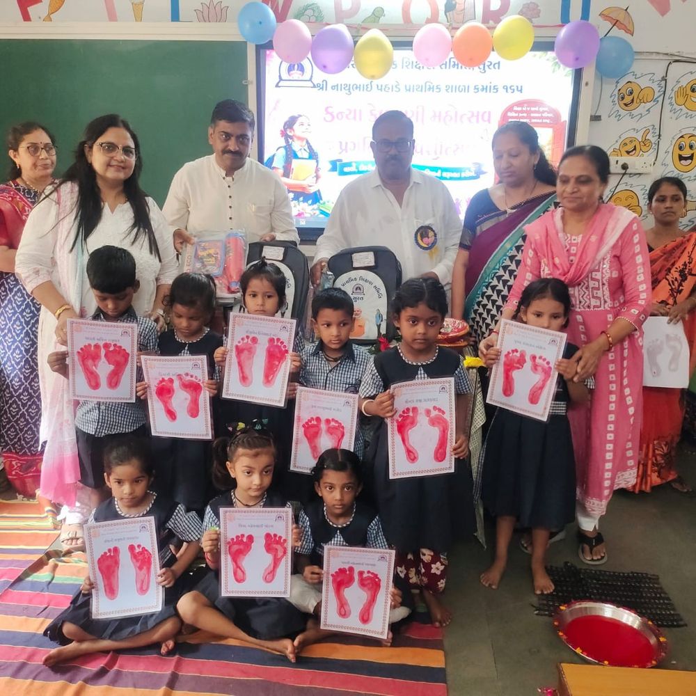 સુરતની શાળા ક્રમાંક 165 અને 163 માં પ્રવેશોત્સવ ઉજવાયો:કોર્પોરેટર દિગ્વિજયસિંહ બારડની ઉપસ્થિતિમાં બાળકોને પ્રવેશ અપાયો