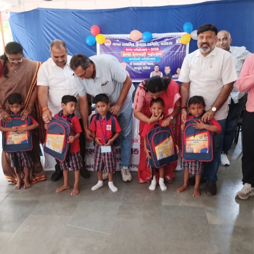 ગદાપુરાની માઁ સરસ્વતી શાળામાં પ્રવેશોત્સવની ઉજવણી કરાઈ:ધારાસભ્ય ચૈતન્ય દેસાઈની ઉપસ્થિતિમાં બાળકોને પ્રવેશ અપાયો, વૃક્ષારોપણ પણ થયું