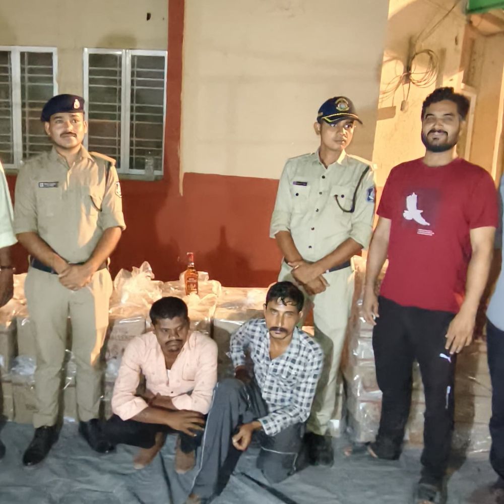 બે રાજ્યોની હદ વટાવી દારૂ ગુજરાત આવ્યો:ચંદીગઢથી ફર્નિચરની આડમાં અમદાવાદ લવાતો દારૂ નારોલ પાસેથી ઝડપાયો, ડ્રાઇવર સહિત બેની ધરપકડ