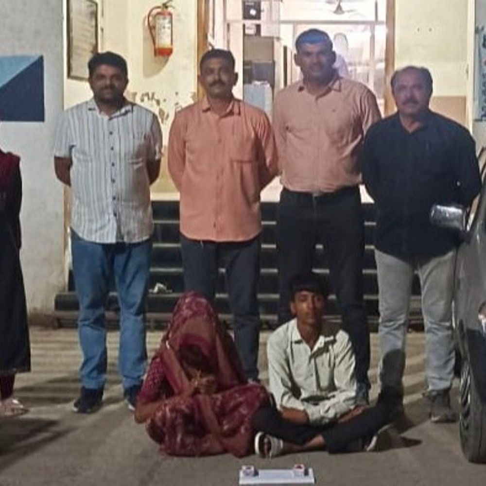 બાળકોના ગળામાંથી સોનાના પેન્ડલ ચોરી કરતા બંટી-બબલીની ધરપકડ:ક્રાઇમ બ્રાન્ચે કાર સહિત રૂ.1.36 લાખનો મુદ્દામાલ કબજે કર્યો, પતિ-પત્નીને મહુવા ટાઉન પોલસીને સોંપ્યા