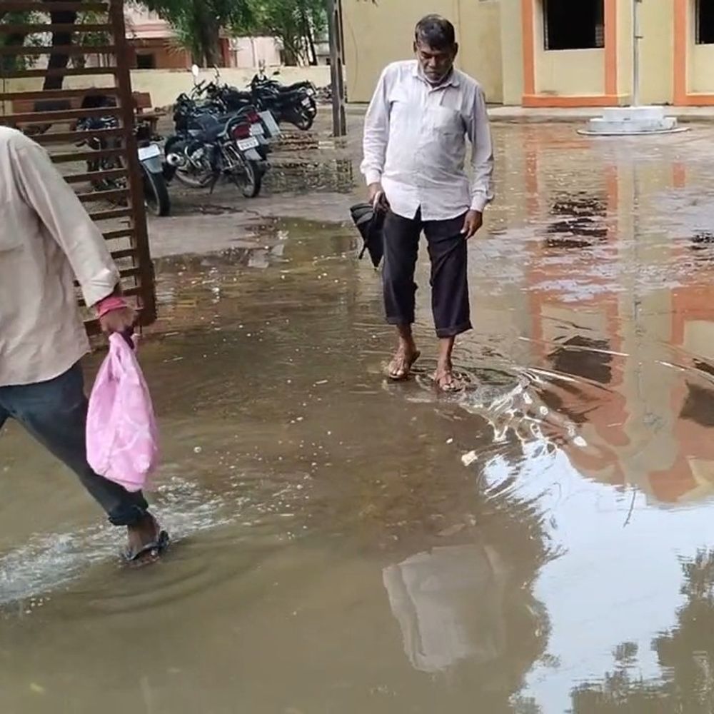 નિઝર તાલુકા પંચાયત ગેટ પાસે પાણી ભરાયા:અરજદારો ગંદા પાણીમાંથી ચાલીને જવા મજબૂર બન્યાં