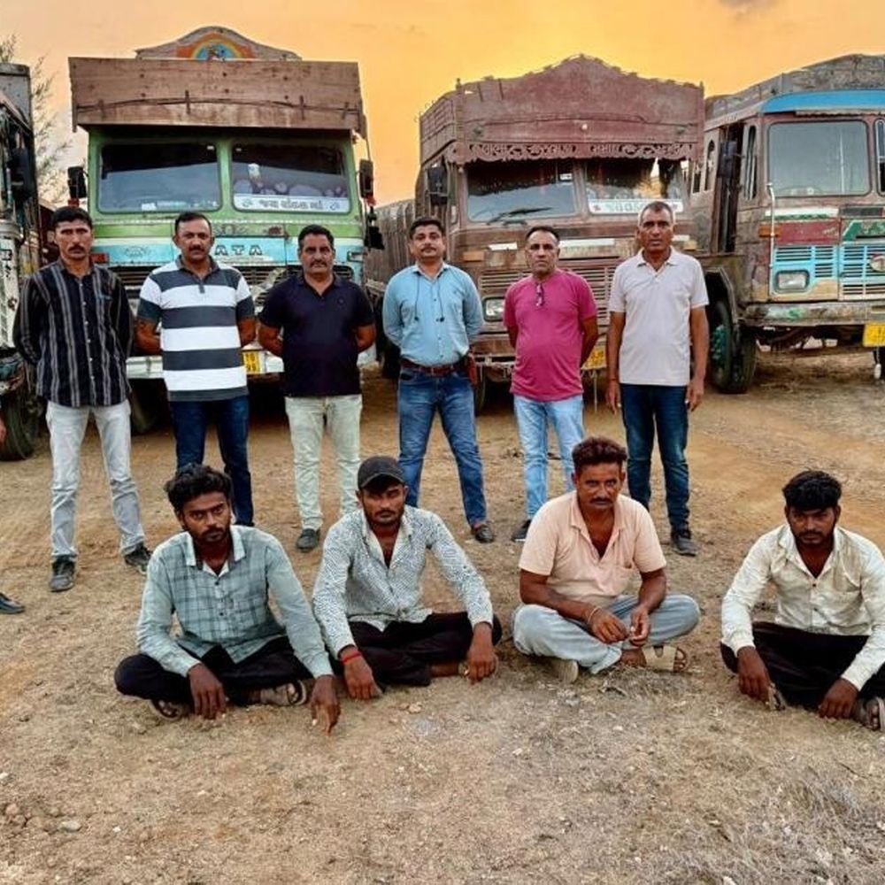 દેવભૂમિ જિલ્લામાં ગેરકાયદેસર બેલા પથ્થર ભરેલા 5 ટ્રક જપ્ત