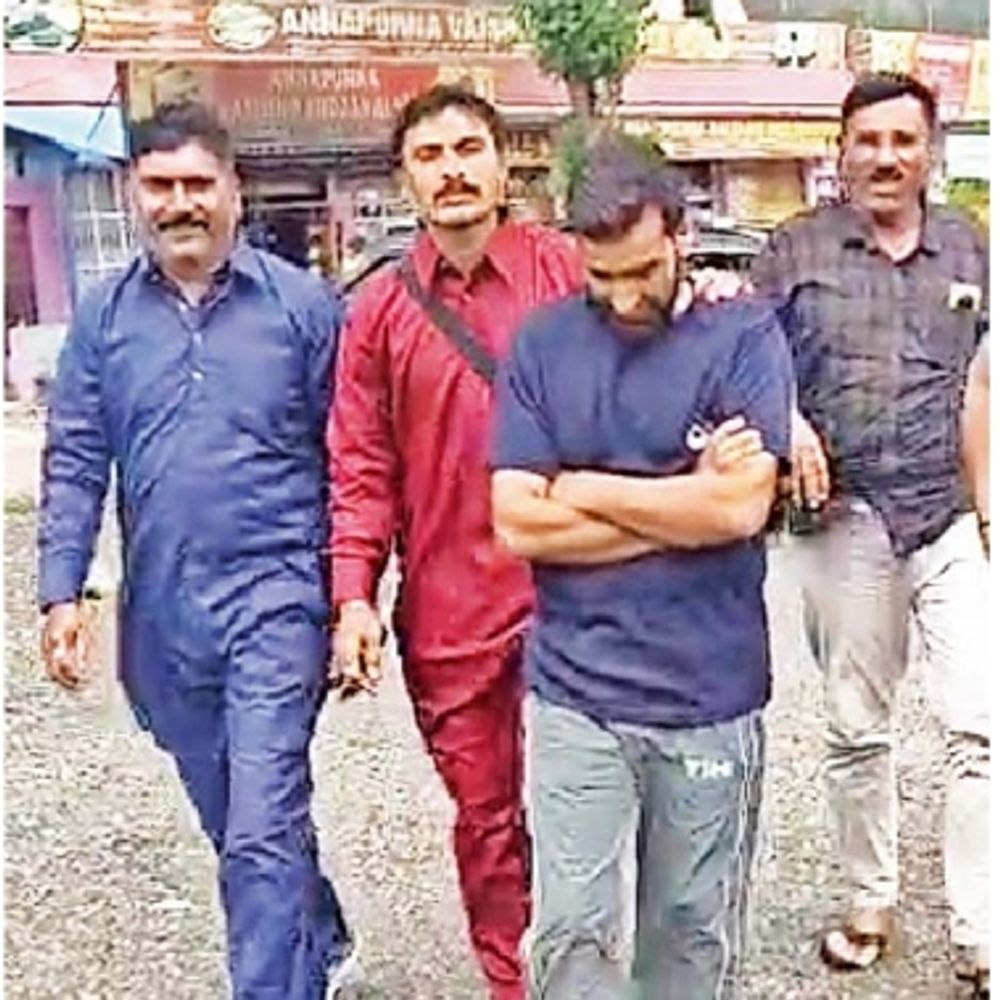 કાશ્મીરના સંવેદનશીલ વિસ્તારમાં ટીમ પઠાણી ડ્રેસ પહેરી પહોંચી આરોપીને દબોચ્યો:કાશ્મીરી વેશ ધારણ કરી ક્રાઇમ બ્રાન્ચે 17 વર્ષથી ફરાર NDPSના આરોપીને અનંતનાગથી પકડ્યો